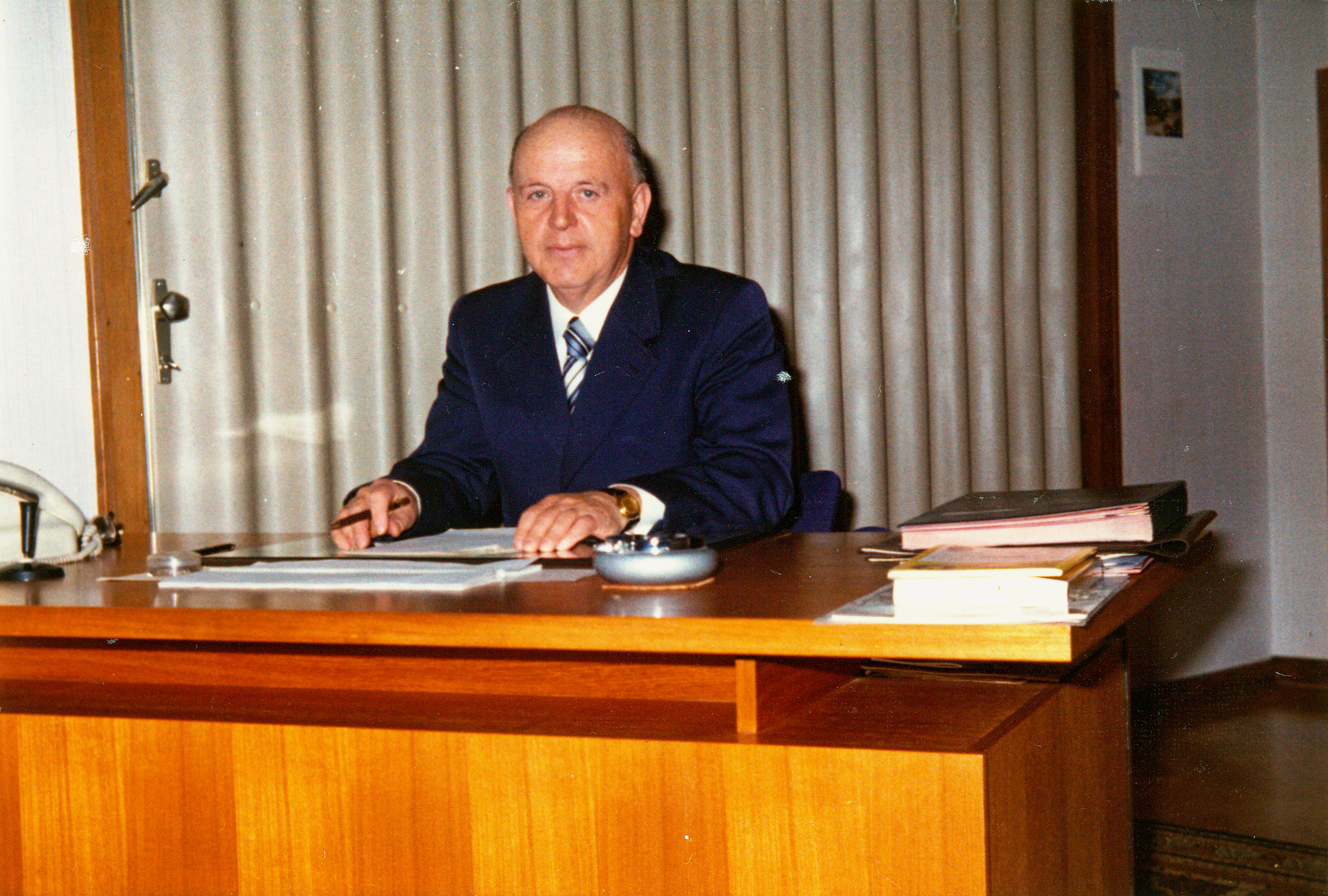 Gemeindedirektor Hubert Guntermann in seinem Büro.
