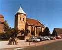 St. Magnus-Kirche mit dem 1967 neu gestalteten Kirchplatz. 