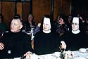 Pfarrer Ferdinand Ostholt-Wipperfeld und Franziskanerinnen, die die Vitus-Hospital tätig sind