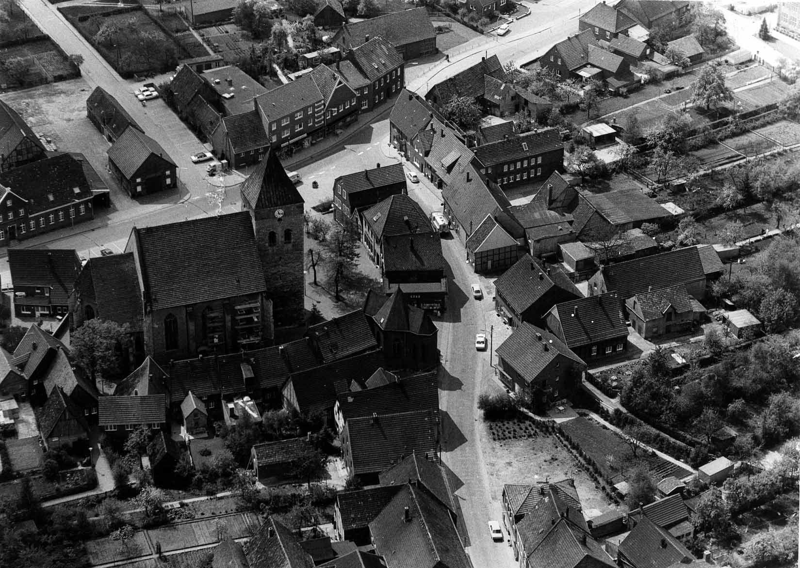 Luftbild vom Ortskern mit der Kirche, dem Kirchplatz und dem Kreuzungsbereich der Nordstraße, Vitusstraße und Alverskirchener Straße.