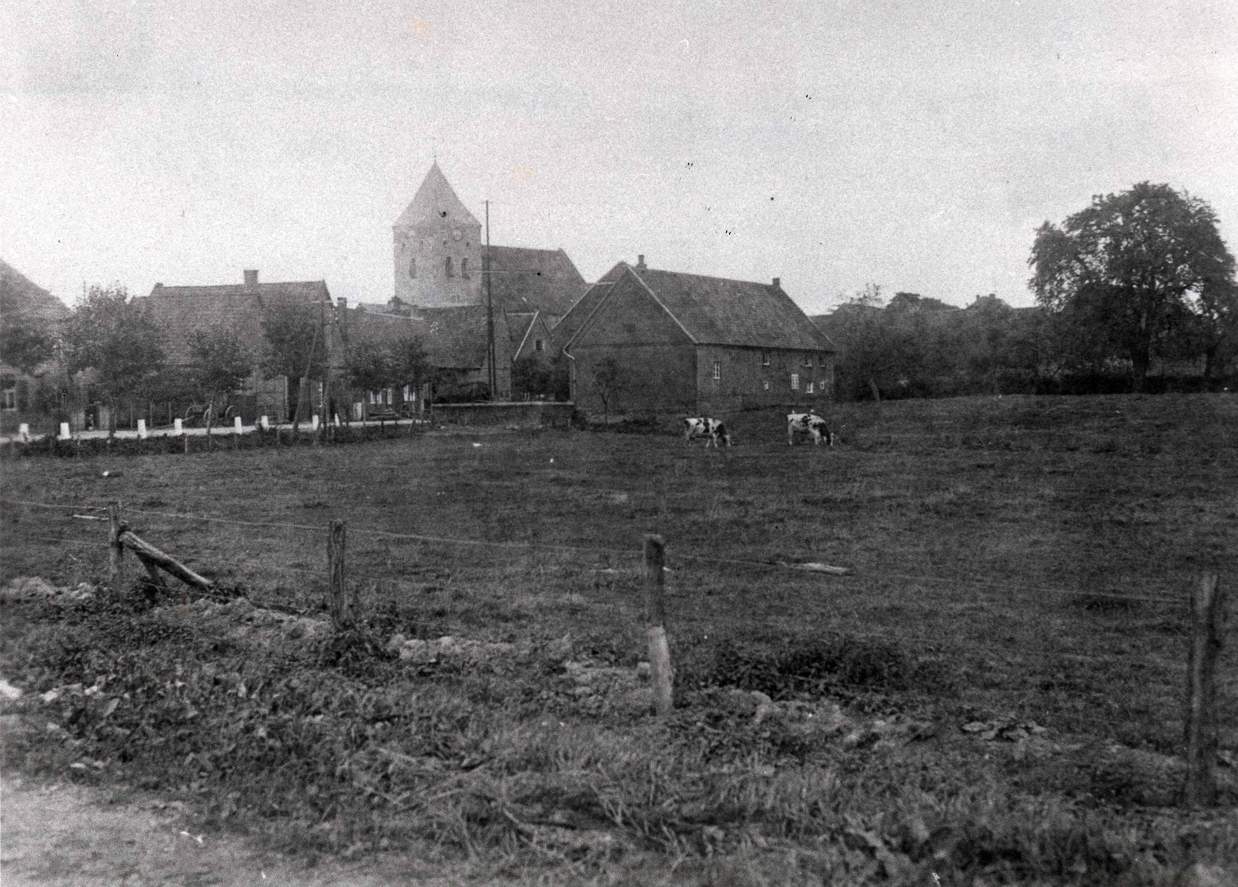 Ansicht von Südwesten zur Kirche und zur Alverskirchener Straße