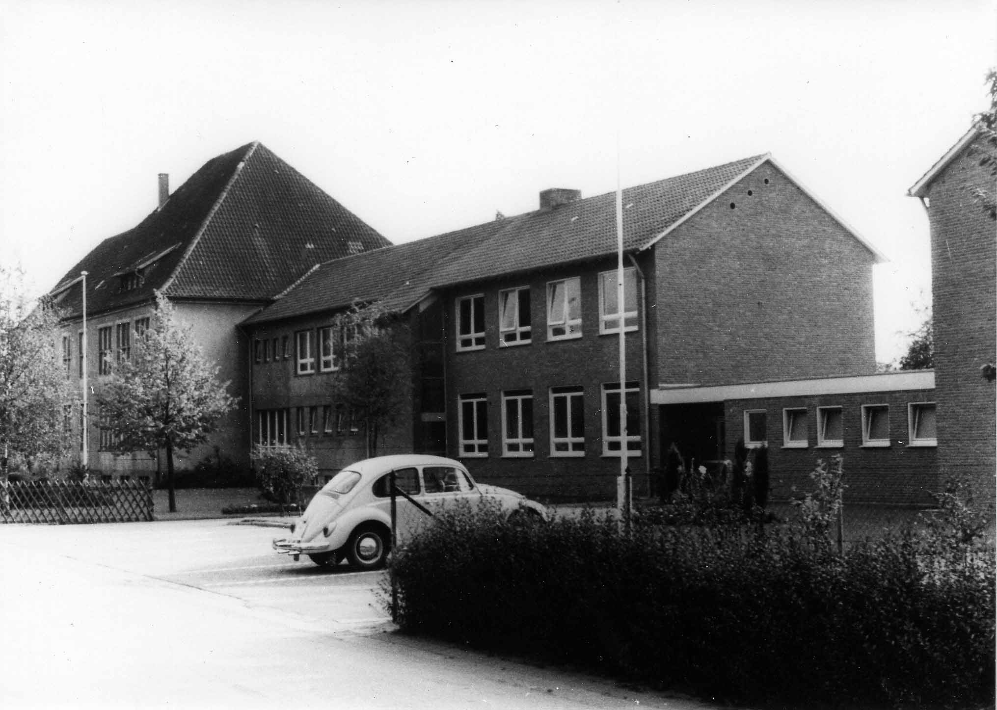 Die Volksschule, spätere Grundschule, mit der evangelischen Schule 