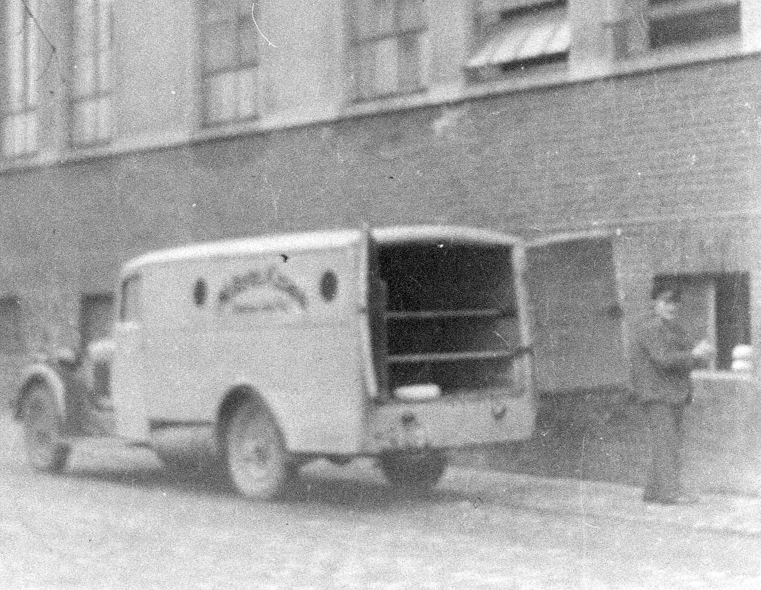 Lieferwagen Adler neben der Käserei an der Münsterstraße 