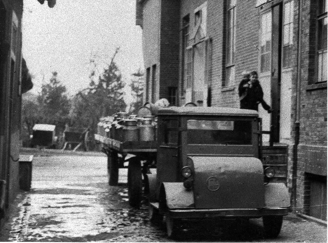 Hanomag Traktor an der Laderampe im Hof der Molkerei 