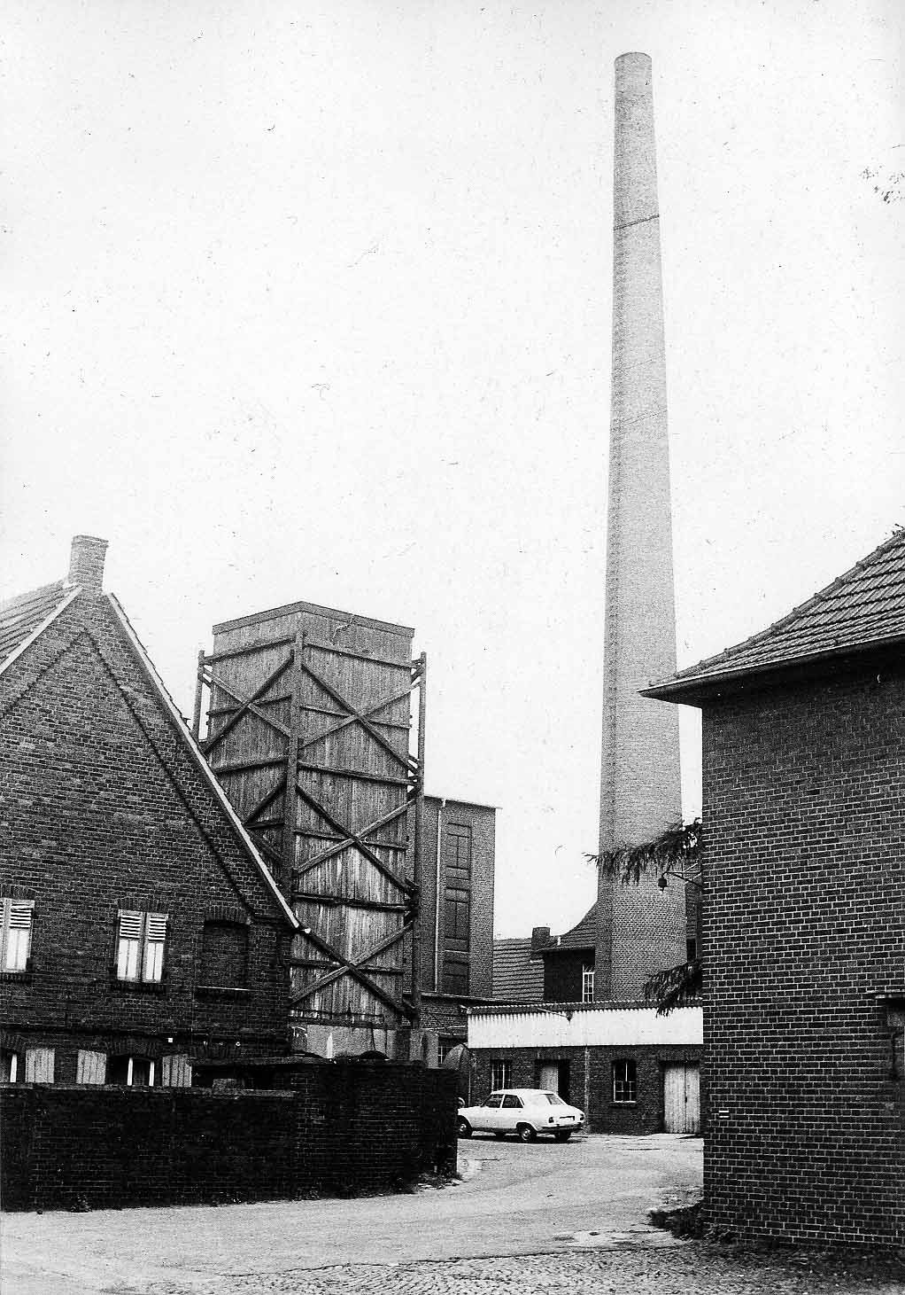 Ansichten der Gebäude der Molkerei - Kühlturm und Schornstein