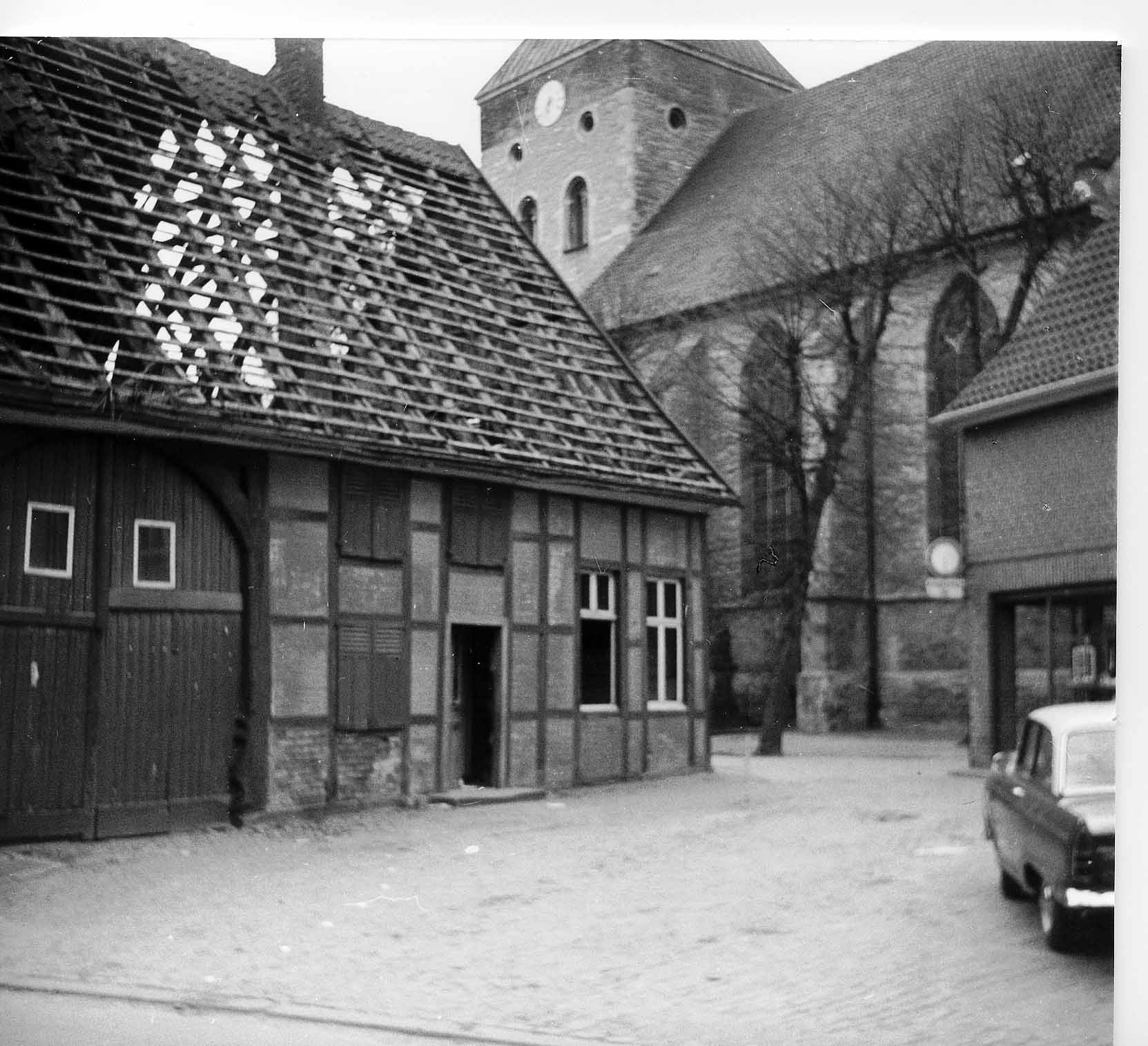 Abbruch der Fachwerkhäuser am Kirchplatz, hier: Knorrenschild 