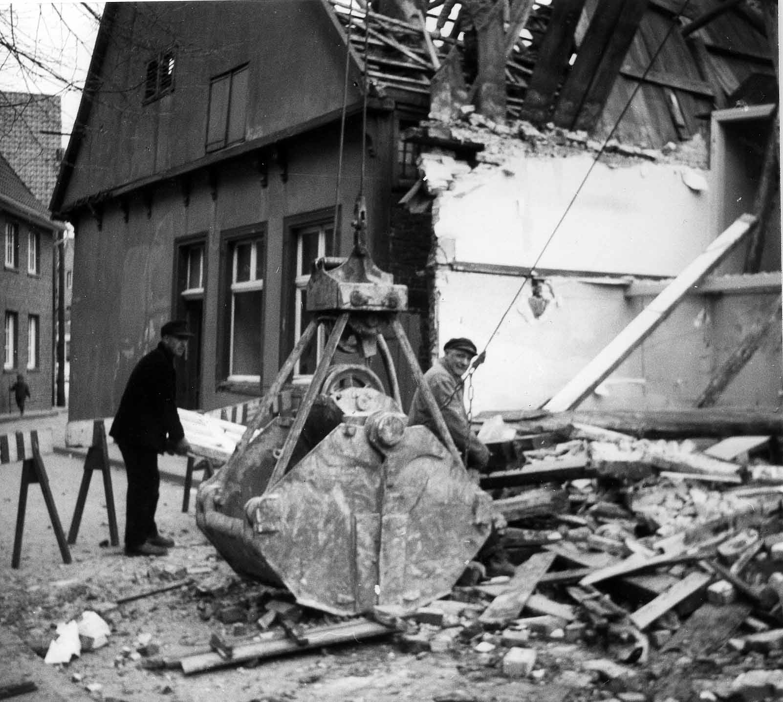 Abbruch der Fachwerkhäuser am Kirchplatz, hier: Kirchplatz 54 / Hövelmann 