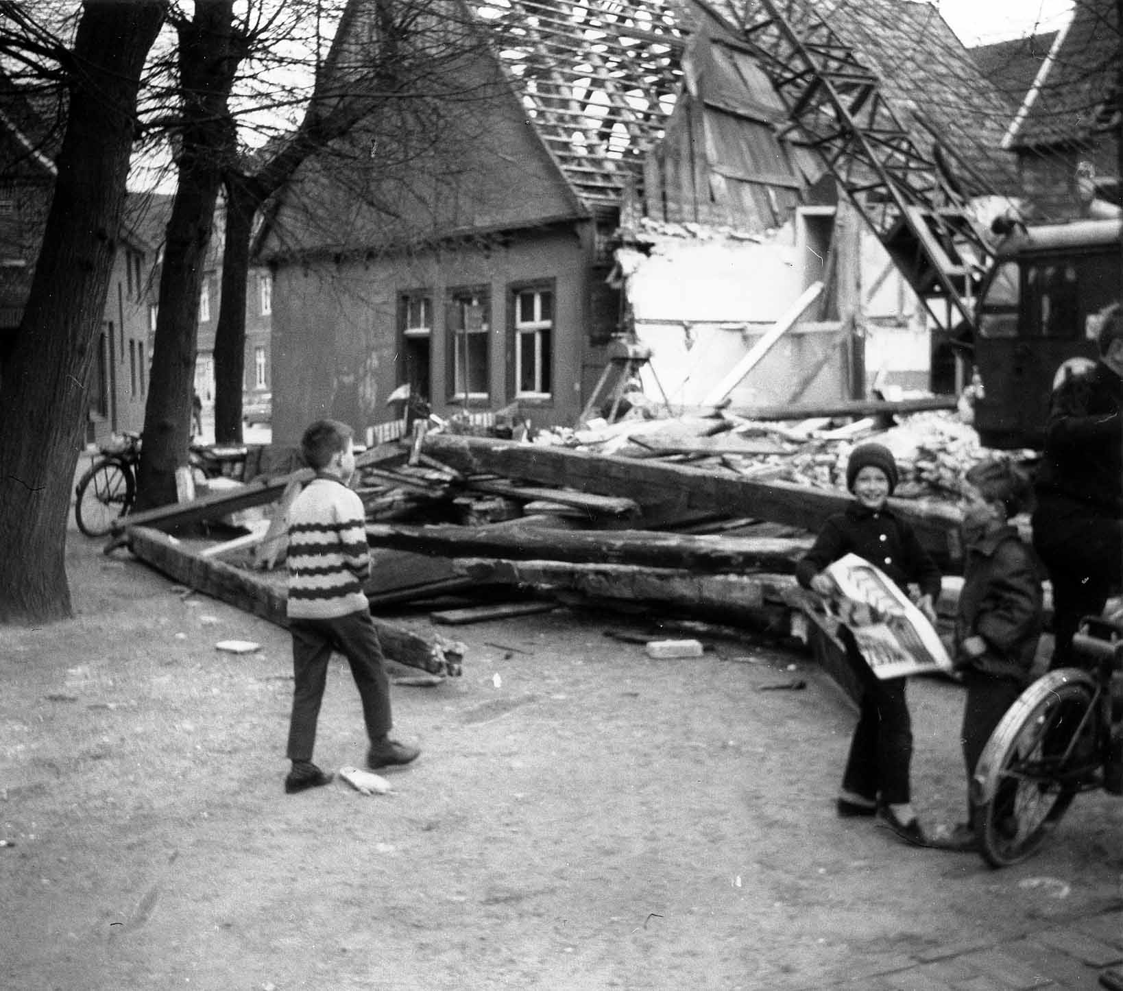 Abbruch der Fachwerkhäuser am Kirchplatz, hier: Kirchplatz 54 / Hövelmann 