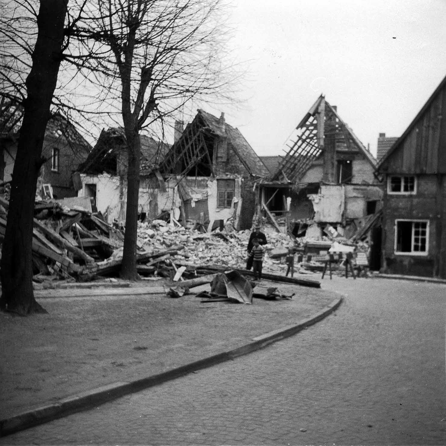 Abbruch der Fachwerkhäuser am Kirchplatz