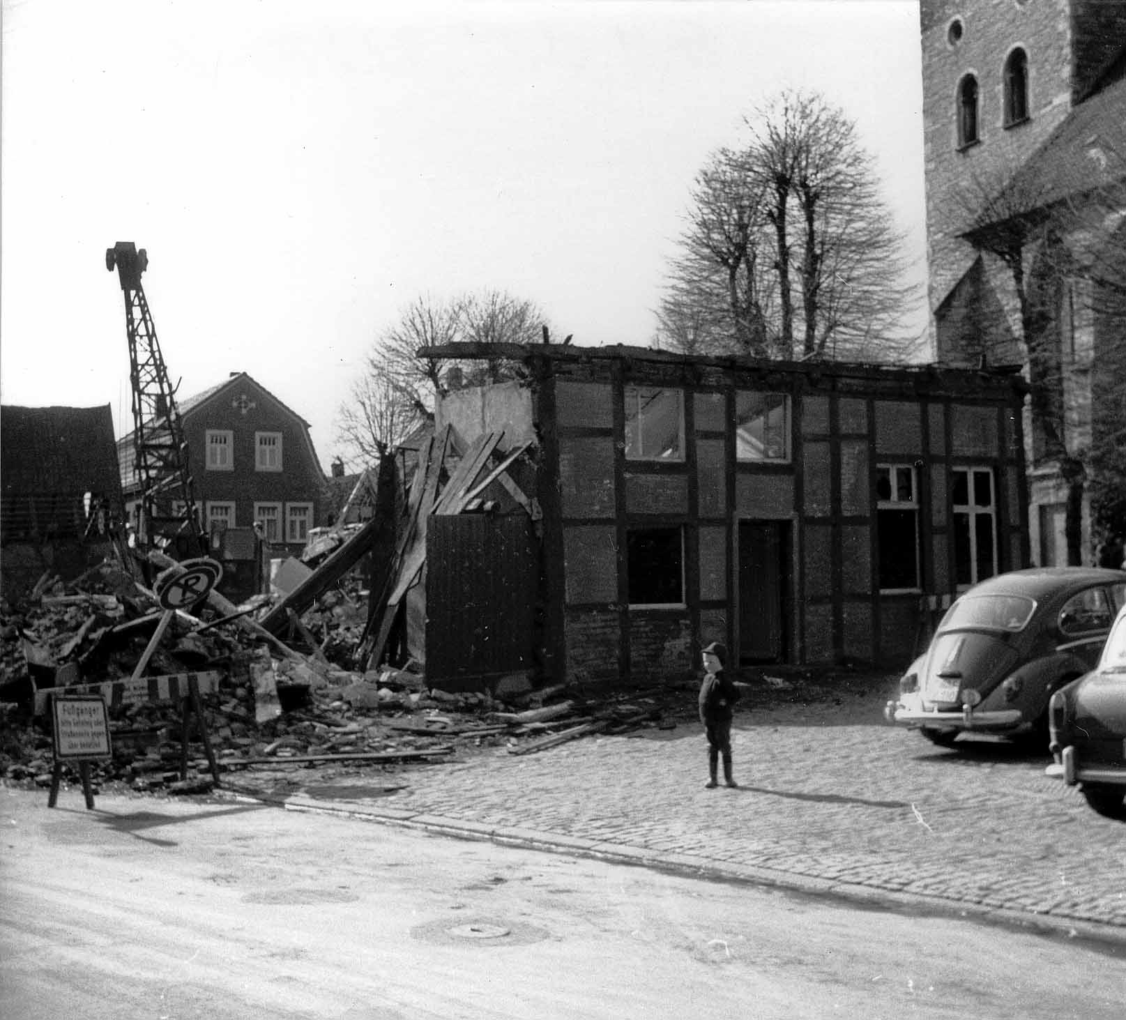 Abbruch der Fachwerkhäuser am Kirchplatz