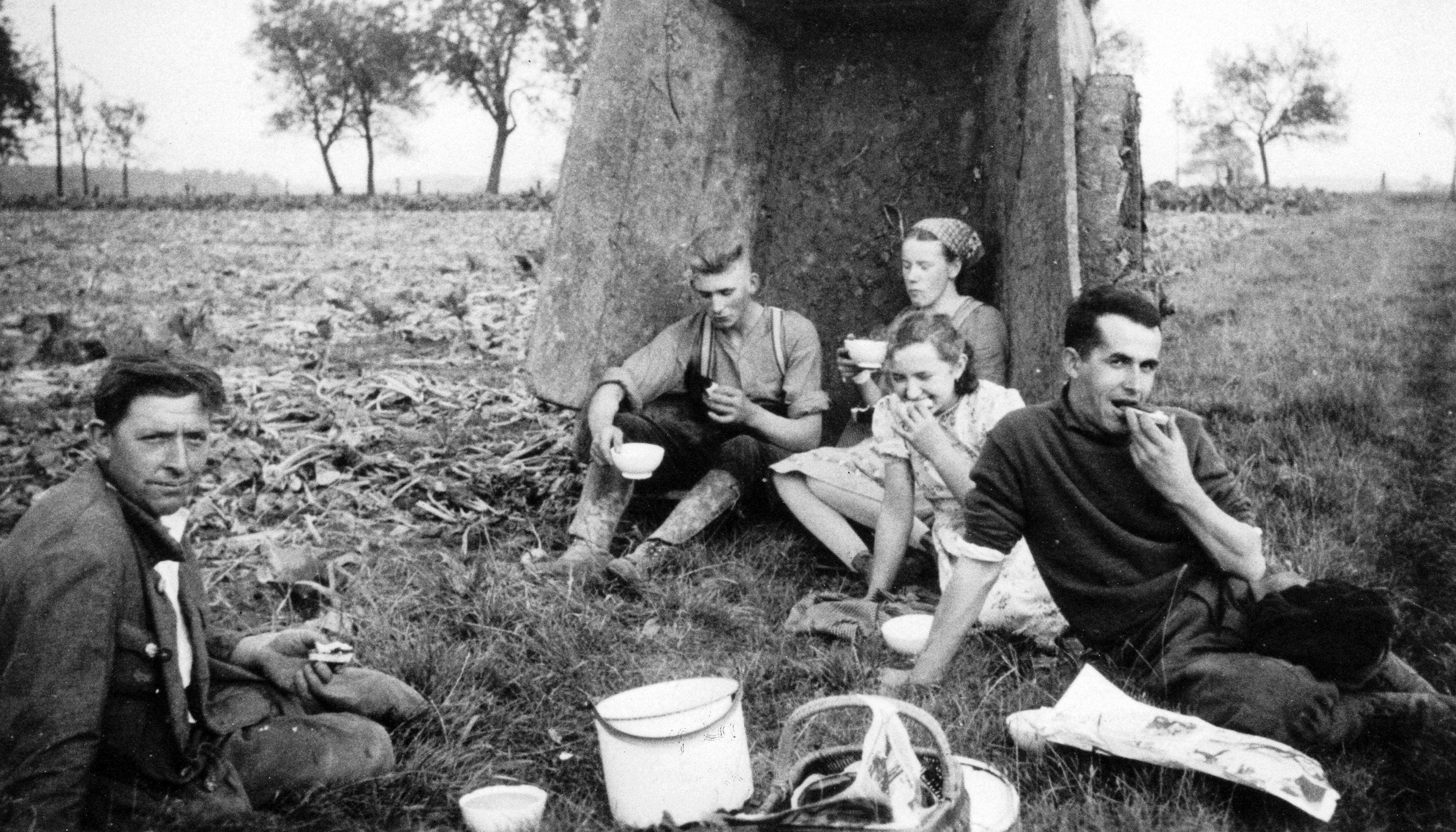 Pausenzeit auf dem Feldweg am Hof Brockhausen