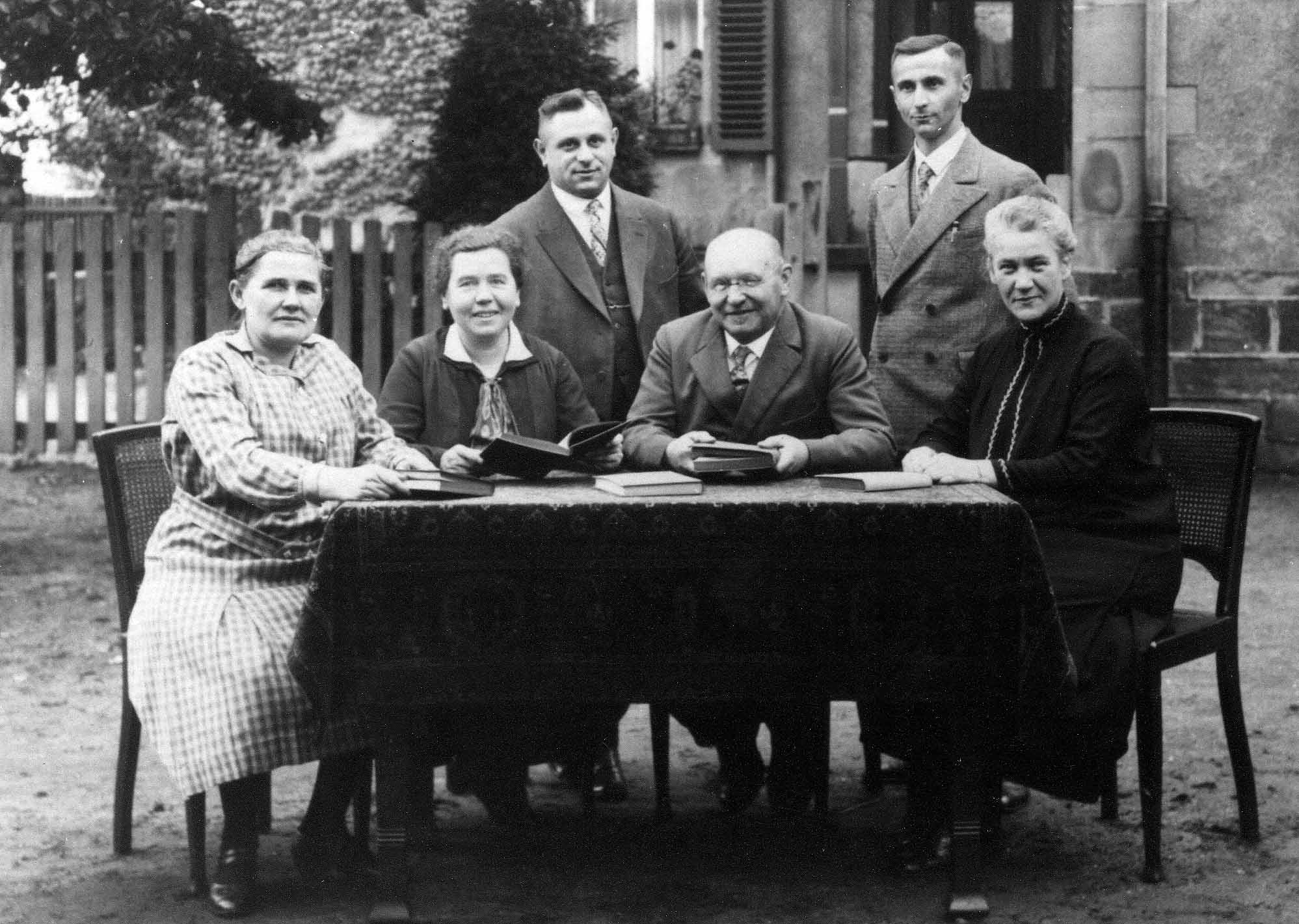 Die Lehrerinnen und Lehrer der Volksschule im Jahre 1933 