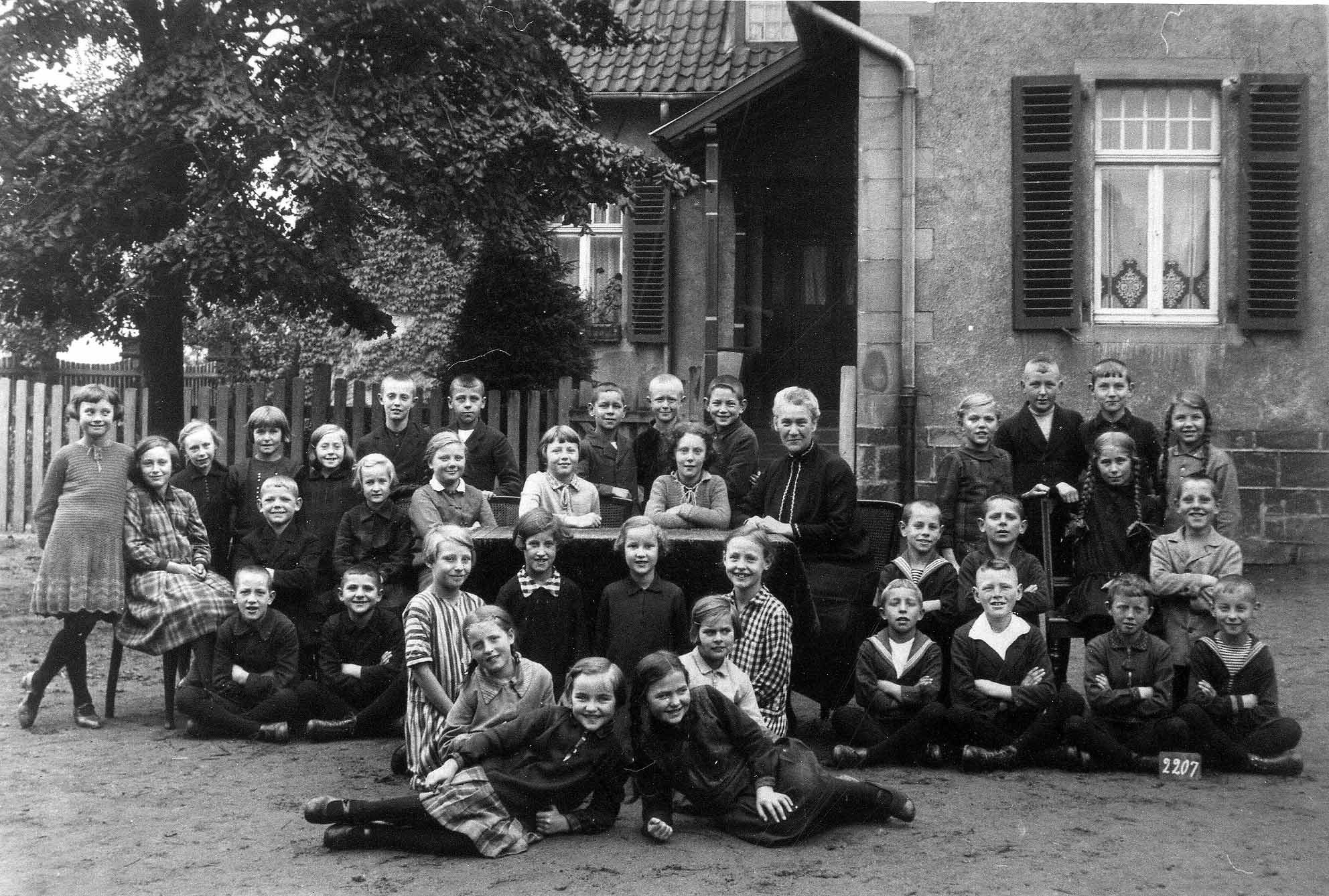 Klassenfoto der 5. oder 6. Schulklasse im Jahre 1933 auf dem Schulhof 