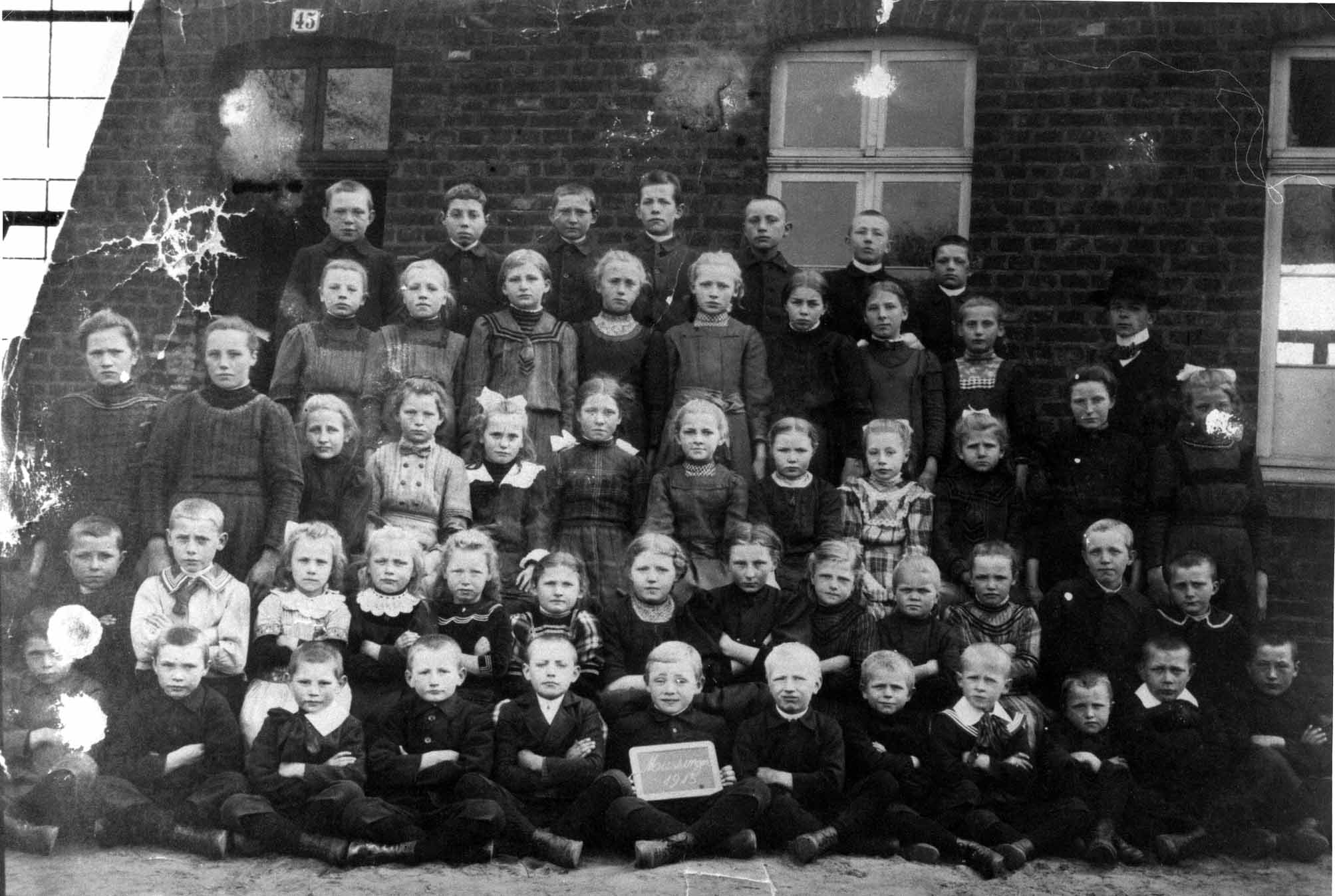 Gruppenfoto der Schulklassen in Müssingen