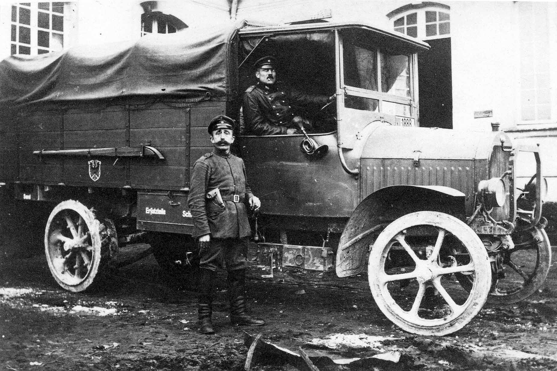 Feldpostzusteller Christoph Silling vor einem Postfahrzeug 