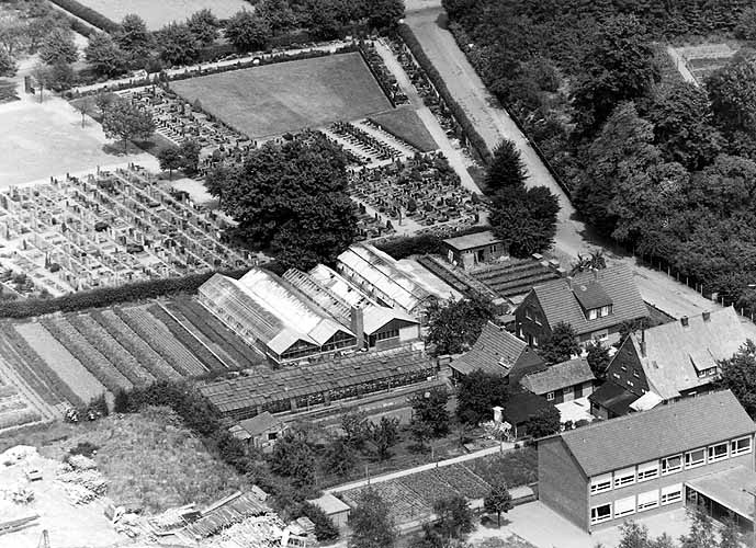 Luftbild der Worthstraße mit der Gärtnerei Jüttner und dem Friedhof