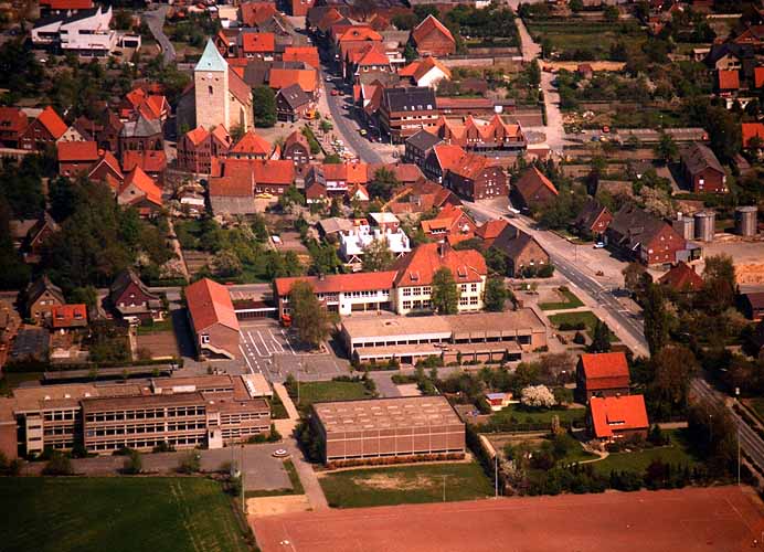 Die Hauptschule auf einer Postkarte vom Mai 1982