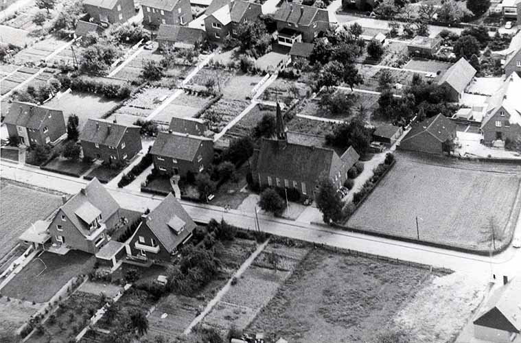 Luftbild mit der evangelischen Kirche und der Straße Pattkamp