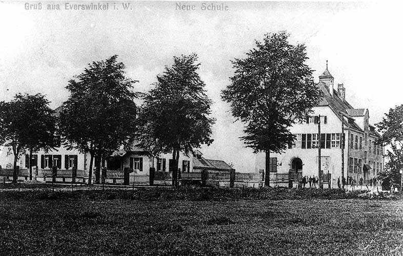 Volksschule und Wohnhaus mit Lehrerwohnungen im Neuzustand