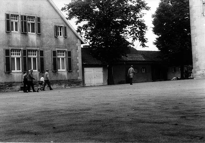 Schulhof der Volksschule um ca. 1970 