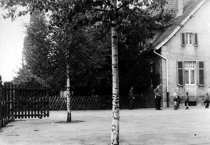 Schulhof der Volksschule um ca. 1970 