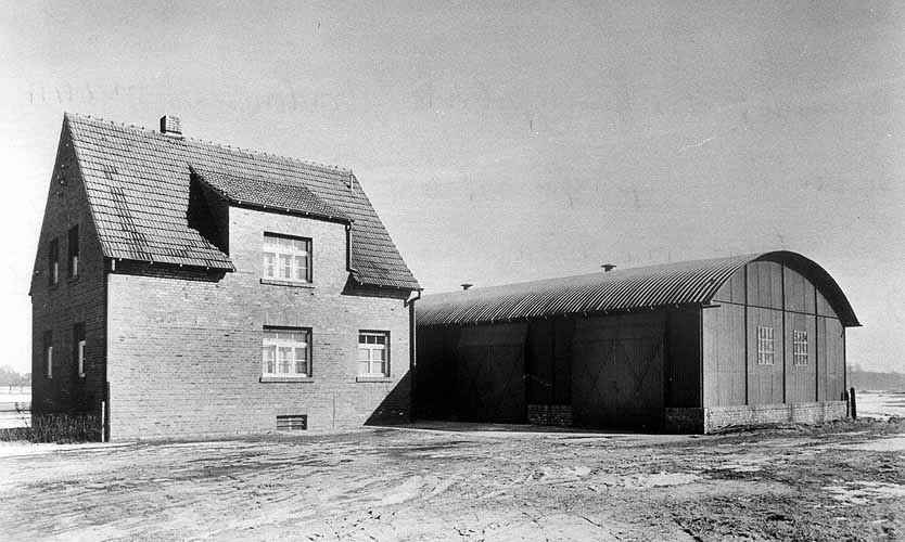 Bahnhofstraße 28 / Wohnhaus und Lagerhalle der Firma Gebr. Lohmann an der Ecke Bahnhofstraße