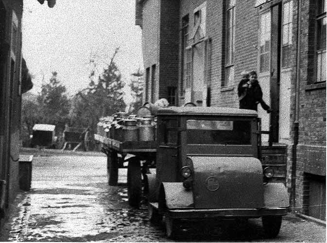 Hanomag Traktor an der Laderampe im Hof der Molkerei 