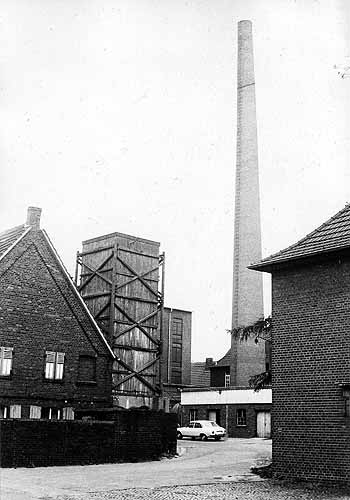 Ansichten der Gebäude der Molkerei  Kühlturm und Schornstein