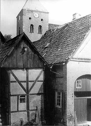 Häuser am Kirchplatz mit Blick auf die Kirche 