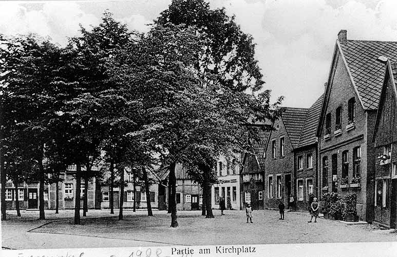 Ansichtskarte vom Kirchplatz Westseite (vollständiger)