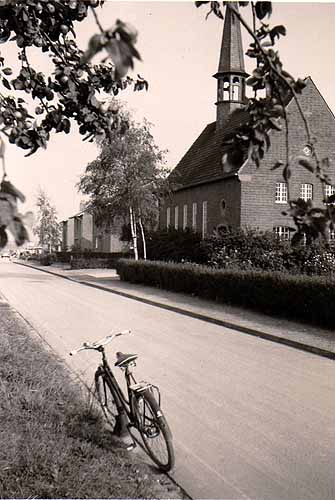 Die Straße Pattkamp mit der St.-Johannes-Kirche