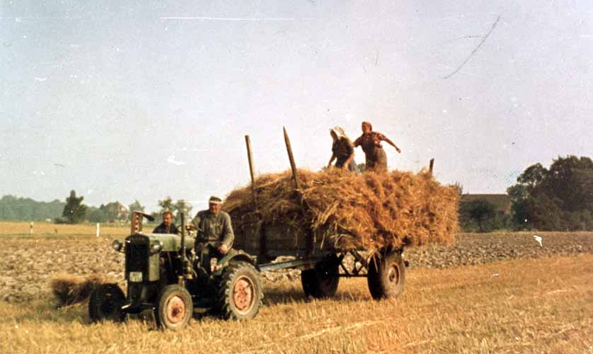 Der erste Traktor im Dorf hier an der Bahnhofstraße/Eschkamp