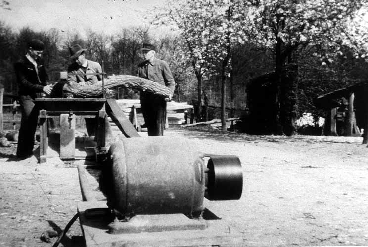 Holz sägen auf dem Hof Eikelmann