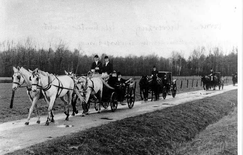 Kutschenkorso auf dem Weg zur Hochzeit