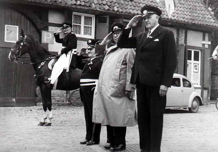 Parade beim Kriegerfest an der Vitusstraße 