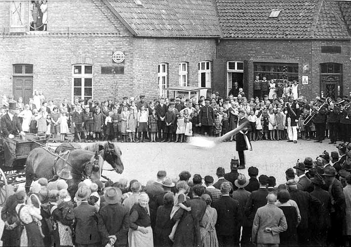 Fahnenschläger Gerhard Frohne vor dem Haus Böcker, Tambormajor Engelbert Riesenbeck