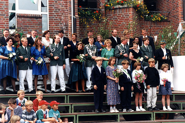 Der Hofstaat des Königspaares und des Kinderkönigs nach der Krönung