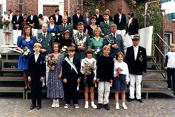 Der Hofstaat des Königspaares und des Kinderkönigs nach der Krönung