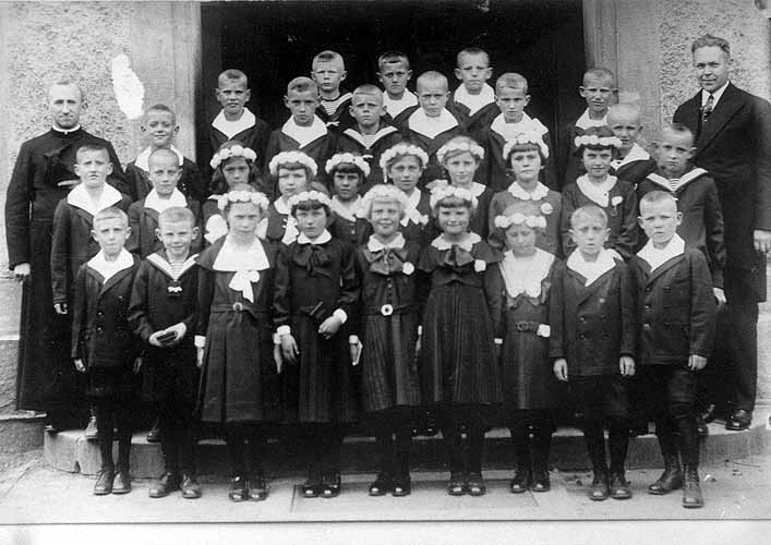 Gruppenbild zur Erstkommunion, eine Schulklasse der Volksschule 