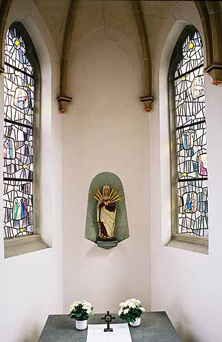 Chorraum der Kriegergedchtniskapelle mit der Muttergottes der sieben Schmerzen