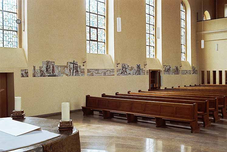 Die St.-Wendelin-Kirche in Elzach-Yach im Schwarzwald. Linke Seite. Der Kreuzweg wird als Weg mit Häusern und Toren, auf und ab verlaufend, dargestellt.